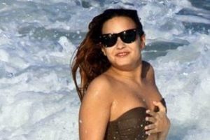 Bikinisini zor toparladı!
