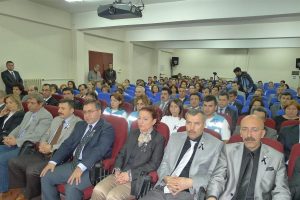 Doktorlar cinayeti susarak protesto etti