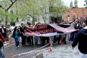Sağlık &ccedil;alışanları sokaklara d&ouml;k&uuml;ld&uuml;