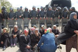 K&ouml;yl&uuml;lerden bayıltan protesto