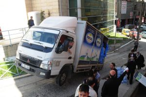Kamyon yokuş fazla gelince şaha kalktı
