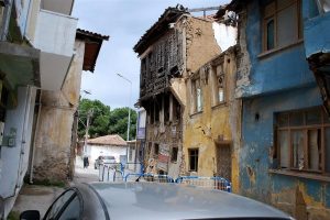 Mudanya'da eski evler tehlike sa&ccedil;ıyor