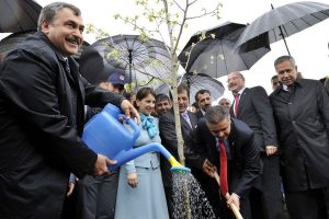 2 bakan Bursa'da fidan dikti