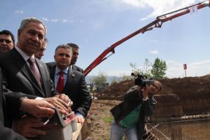 Doğduğu mahallede y&uuml;zme havuzu temeli attı