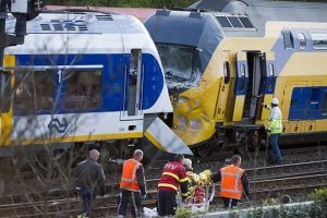 Hollanda'da iki tren &ccedil;arpıştı