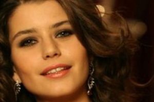 Beren Saat'e dudak u&ccedil;uklatan teklif