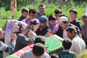 Anne ve babadan &ccedil;ocuklarına son bakış