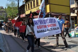 Bursa gen&ccedil; umut YGS'yi protesto etti