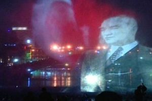 Muhteşem su ve ışık g&ouml;sterisi