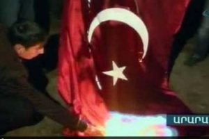 Ermeniler T&uuml;rk bayrağını yaktı