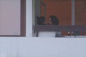Nurg&uuml;l Yeşil&ccedil;ay ve Tolga Kara&ccedil;elik, balkonda &ouml;p&uuml;ş&uuml;rken yakalandı!