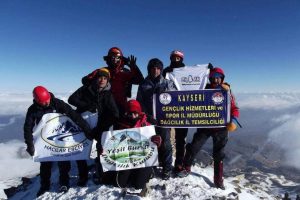 Bursalı dağcılar Erciyes'in zirvesinde