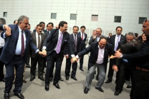 Bakan İzmir'e horon teperek girdi