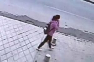 Kaldırım gen&ccedil; kızı b&ouml;yle yuttu