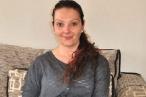 Kadın doktorun boğazına sarıldılar sırtına vurdular