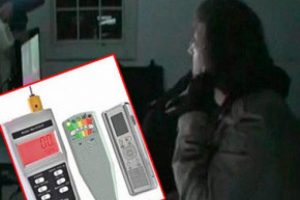 &Ouml;l&uuml; kızıyla konuşan baba
