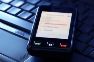 "İki y&uuml;zl&uuml;" cep telefonu geliyor