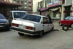 Yol ortasındaki kanala d&uuml;şt&uuml;