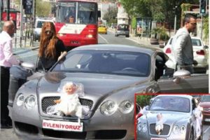 Demet Akalın hala d&uuml;ğ&uuml;n arabasıyla dolaşıyor