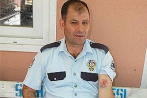 Alkol testi yapan polisleri ısırdı