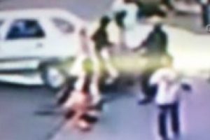 Genc kız arabanın altında b&ouml;yle kaldı
