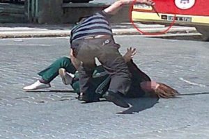 Sokak ortasında karısını defalarca bı&ccedil;akladı