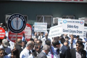 Sağlık&ccedil;ılar &ccedil;alışma şartlarının iyileştirilmesini istiyor