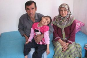 Minik G&uuml;lnur'un hastalığına tıp &ccedil;are bulamıyor