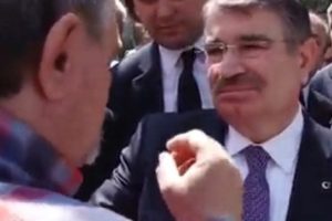 "Lan senin bıyığını seveyim"