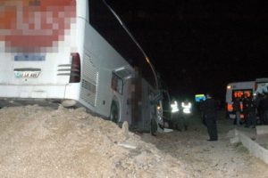Otob&uuml;s kum yığınına &ccedil;arptı