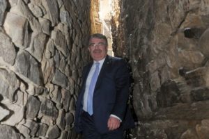 Bakan Şahin 'Cin Aralığı'ndan ge&ccedil;ip mani s&ouml;yledi