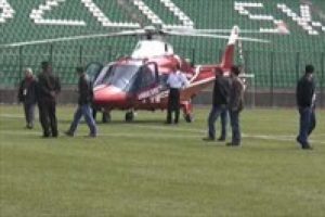 Futbol sahasına helikopter indi