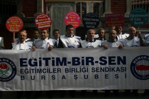 Şiddete isyan eden &ouml;ğretmenlerden ders bırakma eylemi