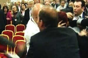 CHP Nil&uuml;fer'de yumruklu kongre