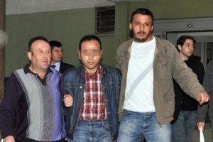 Kahkaha sesi duydu, silahını ateşledi