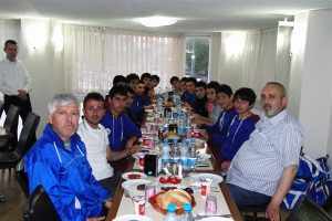 Karadenizsporlu gen&ccedil;ler yemekte buluştu