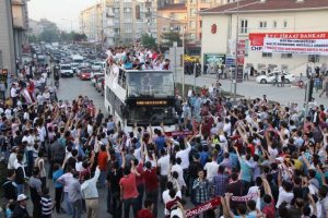 İneg&ouml;lspor şampiyonluğunu kutluyor