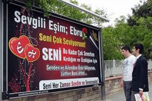Eşinden billboard ilanıyla &ouml;z&uuml;r diledi
