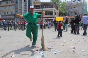 Temizlik iş&ccedil;ileri halay &ccedil;ekerek &ccedil;&ouml;p topladı
