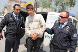 Kelep&ccedil;eli şahıs polisi alarma ge&ccedil;irdi