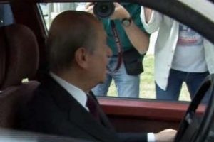Şoför koltuğuna geçti