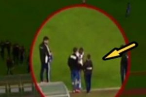 Top toplayıcı &ccedil;ocuğu b&ouml;yle tokatladı