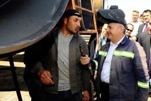 İş kıyafeti giyerek kaynak yaptı