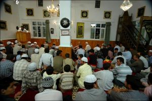 Bu kez de imamı d&ouml;vd&uuml;ler