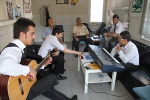 Romanlar m&uuml;zik &ouml;ğretmeni oldu