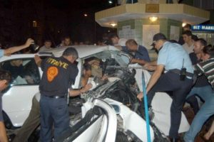 Otomobilde sıkışan ceset 1 saatte &ccedil;ıkarıldı