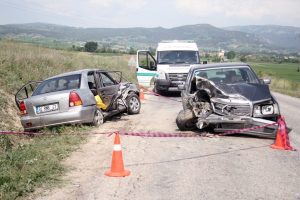 Bursa'da dehşet kaza: 2 &ouml;l&uuml;, 8 yaralı
