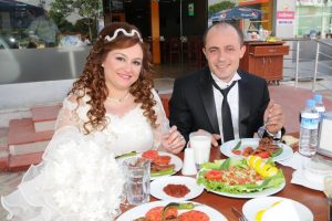 Gelin-damatlara k&ouml;fte kıyağı
