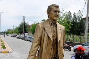 Yılmaz G&uuml;ney heykeli yenisiyle değiştirildi