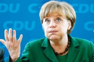 Merkel Hollande'a kucak a&ccedil;tı